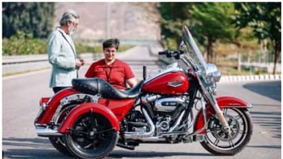 പക്ഷാഘാതം ബാധിച്ച ജീവനക്കാരിക്ക് പ്രത്യേകമായി നിര്മ്മിച്ച ഹാർലി റോഡ് കിംഗ് സമ്മാനിച്ച് ഹീറോ