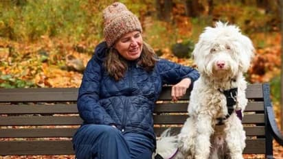 കാഴ്ചയും കേൾവിയും ഇല്ലാത്ത നായ ഉടമയെ സ്പർശനത്തിലൂടെ തിരിച്ചറിയുന്നു; വൈറലായി വീഡിയോ