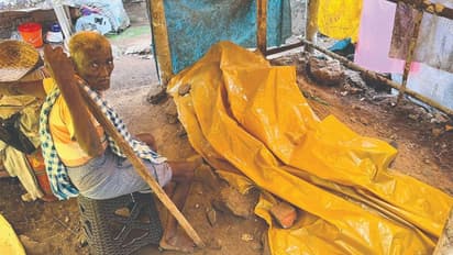 'മരിച്ചിട്ടും വേര്പിരിയാൻ കഴിയാതെ', കാളികാവിൽ 'മകൾക്കുറങ്ങാൻ' അടുക്കളയിൽ ഇടമൊരുക്കി ആദിവാസി കുടുംബം