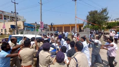 హన్మకొండలో ఉద్రిక్తత: బండి సంజయ్ వాహనంపై చెప్పులు విసిరిన బీఆర్ఎస్