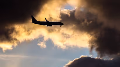 సూడాన్లో భద్రతా బలగాల మధ్య ఘర్షణలు.. సౌదీ విమానంపై గన్ ఫైర్