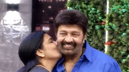 కళ్ళ ముందు హీరో రాజశేఖర్ కారు యాక్సిడెంట్.. సంక్రాంతి ఈవెంట్ లో ఏడ్చేసిన జీవిత 