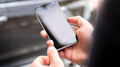 എ ഐ ചാറ്റ്‌ബോട്ടിനെ വിവാഹം കഴിച്ച് 63 -കാരൻ; വിവാഹമോതിരങ്ങൾ കൈമാറിയത് വെർച്വൽ ആയി