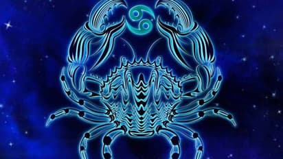 Guru Vakra Peyarchi Palan: நீங்கள் கடக ராசியா? நினைத்த மாதிரி வாழ்க்கை மாறும் – ஆரோக்கியத்தில் கவனம் வேண்டும்!