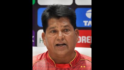 'കലിപിടിച്ച് വരുൺ ചക്രവർത്തിയുടെ ടീഷർട്ടിന്റെ കൈകൾ വെട്ടിക്കളഞ്ഞു'; കെകെആർ പരിശീലകനെതിരെ വെളിപ്പെടുത്തല്