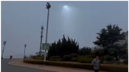 ആകാശത്ത് അജ്ഞാത വെളിച്ചം, അന്യഗ്രഹ ജീവികളുടെ വാഹനമെന്ന് നെറ്റിസണ്‍സ്, വൈറല്‍ വീഡിയോ 