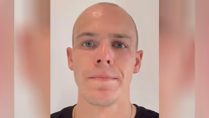 ബാലിയിലെ വിശുദ്ധ പർവതത്തിന് മുകളിൽ നിന്നും അർദ്ധന​ഗ്നനായി ചിത്രം പകർത്തി, വിനോദസഞ്ചാരിയെ നാടുകടത്തി