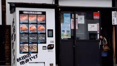 വഴിയരികിൽ കരടിയിറച്ചി കിട്ടുന്ന വെൻഡിം​ഗ് മെഷീൻ!