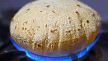 சப்பாத்தியை நேரடியாக தீயில் சுட்டு சாப்பிடாதீங்க; இந்த அபத்தான நோய்கள் ஏற்படலாம்!