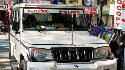 റോഡിലിറങ്ങുമ്പോൾ എന്തൊക്കെ രേഖകൾ വേണം വാഹനത്തിൽ? 15 ദിവസത്തെ സാവകാശം എന്തിനൊക്കെ? പൊലീസ് വിശദീകരിക്കുന്നു