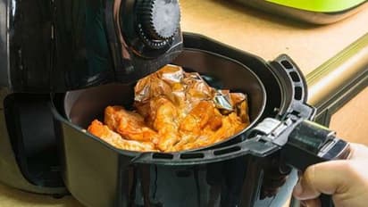 എത്ര കഴുകിയിട്ടും എയർ ഫ്രൈയറിലെ കറ പോകുന്നില്ലേ? എങ്കിൽ ഇങ്ങനെ ചെയ്യൂ