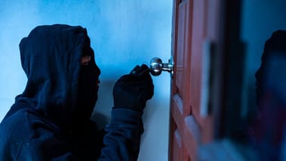 പിടിക്കപ്പെടുമെന്ന് ഉറപ്പായപ്പോള്‍ മോഷ്ടിച്ച പണം തിരികെ വച്ച് കള്ളന്‍ 'എസ്കേപ്പ്'; വിടില്ലെന്ന് പോലീസ് 