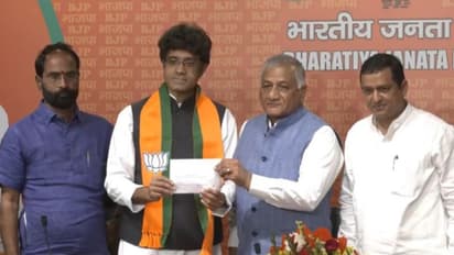 കോൺഗ്രസ് വിട്ട സി രാജഗോപാലാചാരിയുടെ കൊച്ചുമകൻ സിആർ കേശവൻ ബിജെപിയിൽ