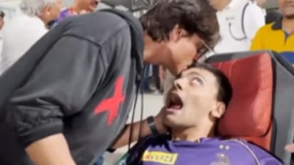 'അന്നും ഇന്നും'; ഭിന്നശേഷിക്കാരനായ ക്രിക്കറ്റ് ആരാധകനെ ചുംബിച്ച് ഷാരൂഖ് ഖാൻ- വീഡിയോ വൈറല്‍