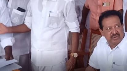 தொடர்ந்து சர்ச்சையில் சிக்கும் அமைச்சர் பொன்முடி.. பேப்பரை நிர்வாகிகள் மீது தூக்கி எறிந்து ஆவேசம்..!