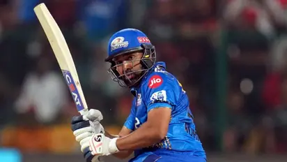 തുടക്കമിട്ട് രോഹിത് മടങ്ങി, ഹൈദരാബാദിനെതിരെ മുംബൈക്ക് ഭേദപ്പെട്ട തുടക്കം