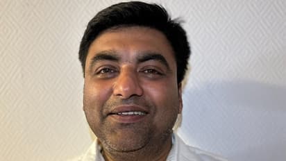 വിജയത്തിൽ കൈകോർത്ത് ഇന്ത്യക്കാരനും പാക്കിസ്ഥാനിയും