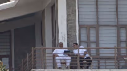 శరద్ పవార్, అదానీ ఫొటోతో కాంగ్రెస్ అటాక్.. పవార్కు మద్దతుగా కౌంటర్ ఇచ్చిన ఫడ్నవీస్