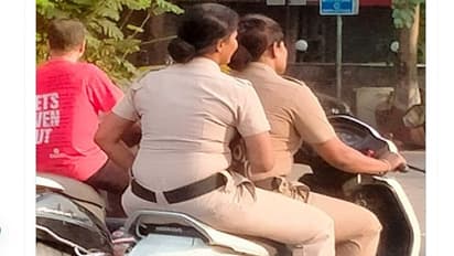 హెల్మెట్ లేకుండా స్కూటీ నడిపిన ముంబై పోలీసులు.. ఇది ట్రాఫిక్ రూల్స్ ఉల్లంఘన కాదా అంటూ నెటిజన్ల ప్రశ్నలు..