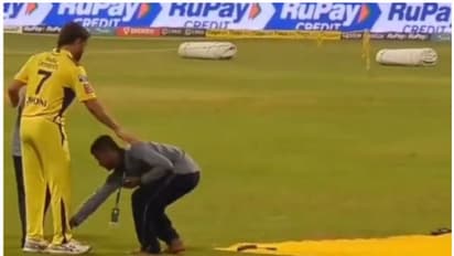 അടുത്ത് കിട്ടിയപ്പോള് വിട്ടില്ല; ധോണിക്കൊപ്പം സെല്ഫിയെടുത്ത് യുവാക്കള്, കാല് തൊട്ട് തൊഴുതു; വീഡിയോ