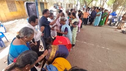 38 ஆண்களுக்கு பின்னர் ஒன்றிணைந்து ஆசிரியருக்கு நன்றிக்கடன் செலுத்திய முன்னாள் மாணவர்கள்