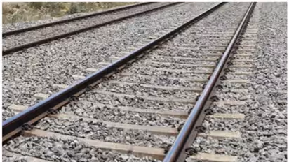 ആലുവയിൽ യുവതിയും ഒന്നരവയസുകാരനായ കുഞ്ഞും ട്രെയിൻ തട്ടി മരിച്ച നിലയിൽ