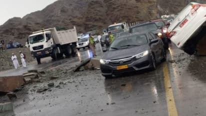 ഒമാനില് കനത്ത മഴയ്ക്കൊപ്പം റോഡിലേക്ക് പാറകള് ഇടിഞ്ഞുവീണു; രണ്ട് വാഹനങ്ങള് തകര്ന്നു