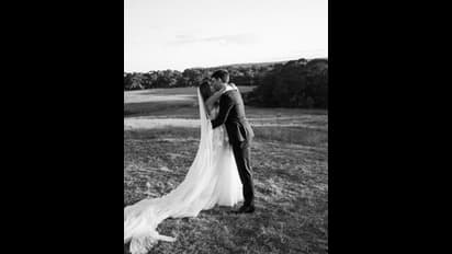 IPL 2023: நீண்ட நாள் காதலியை கரம் பிடித்த மிர்செல் மார்ஷ்;மனைவிக்கு முத்தம் கொடுத்து கட்டியணைத்த டெல்லி வீரர்!