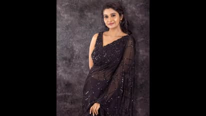 குட்டியோடு கியூட் ஸ்மைல போட்டு சாச்சிபுட்டாளே... கருப்பு சேலையில் இருக்கும் பிரியா பவானி ஷங்கரின் ஹாட் போஸ்!