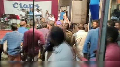 തിരുവല്ലയിൽ ക്ഷേത്ര ഉത്സവത്തിനിടെ നടന്ന ഗാനമേളയിൽ വിപ്ലവഗാനം പാടിയില്ല, ബഹളം, സ്റ്റേജിലെ കര്‍ട്ടൻ വലിച്ചുകീറി