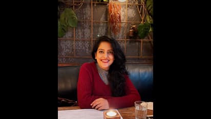 சந்தானம் பட ஹீரோயினுக்கு இந்த நிலையா? மருத்துவமனையில் படுத்த படுக்கையாக இருக்கும் விஷாகா சிங்! ஷாக்கிங் போட்டோ