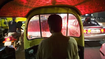 எதையும் எதிர்பார்க்காமல் உதவிய ஆட்டோ ஓட்டுநர்.. 30 ஆண்டுகளுக்கு பின் கடனை அடைத்த நபர்.. நெகிழ்ச்சி சம்பவம்