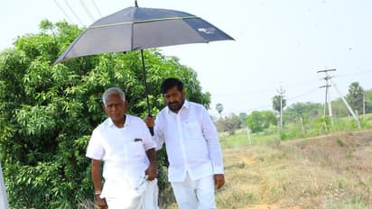 నాన్నకు ప్రేమతో... మండుటెండలో తండ్రికి గొడుగుపట్టిన మంత్రి జగదీష్ రెడ్డి 