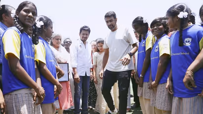 அரசுப்பள்ளி மாணவர்களுக்கு கிரிக்கெட் பயிற்சி அளித்த அஷ்வின், உதயநிதி - சமூக ஆர்வலர்கள் வரவேற்பு