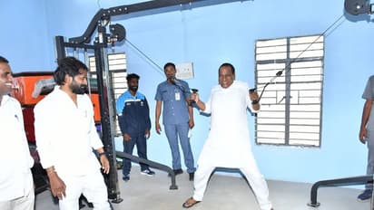 కత్తి చేతబట్టి, విల్లు ఎక్కుపెట్టి... మంత్రి మల్లారెడ్డి విన్యాసాలు చూడండి...