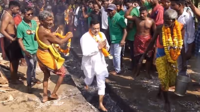 மக்கள் எல்லாரும் நல்லாருக்கணும் சாமி.!! அக்னி குண்டத்தில் இறங்கிய பாஜக தலைவர் - வைரல் வீடியோ