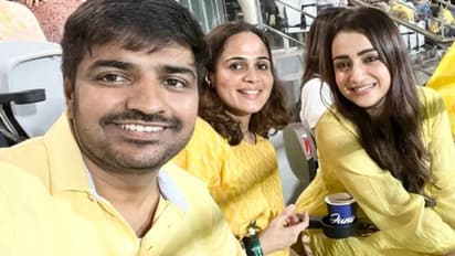 IPL 2023: சென்னைன்னாலே செலிபிரிட்டி இல்லாமலா; எல்லோ டிரெசில் சிஎஸ்கே போட்டியை கண்டு ரசித்த சதீஷ், த்ரிஷா!