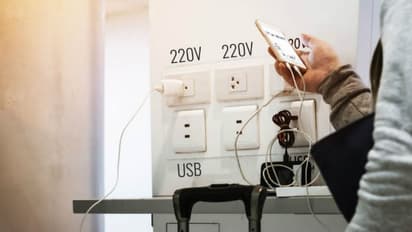 പൊതു ചാർജ്ജിങ് പോയിന്റുകള് ഉപയോഗിക്കാറുണ്ടോ ? എങ്കില് നിങ്ങളെ കാത്തിരിക്കുന്നത് അപകടം.!