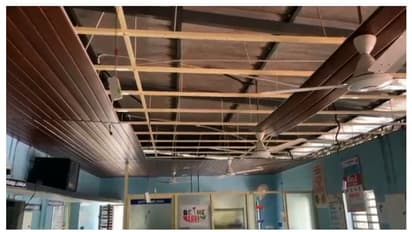 തൃശൂർ പഴുന്നാന ചെമ്മന്തിട്ടയിൽ കുടുംബാരോഗ്യ കേന്ദ്രത്തിന്റെ സീലിങ് തകർന്നു; ഡോക്ടർക്കും രോഗിയ്ക്കും പരിക്ക്