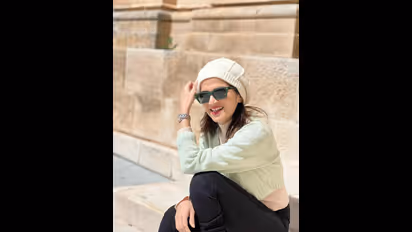 சும்மா ஹாலிவுட் ஹீரோயின் போல்... கோட்டை கழட்டி கூலாக போஸ் கொடுத்த தொகுப்பாளினி டிடி! அதகள போட்டோஸ்!