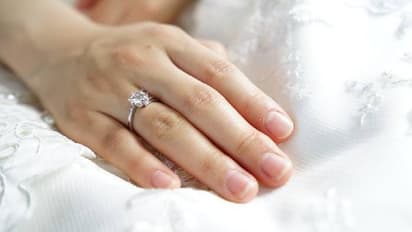 18 ലക്ഷം വില വരുന്ന മോതിരം സഹോദരന്റെ മക്കൾ ഫ്ലഷ് ചെയ്ത് കളഞ്ഞു, പണം തരണമെന്ന് യുവതി