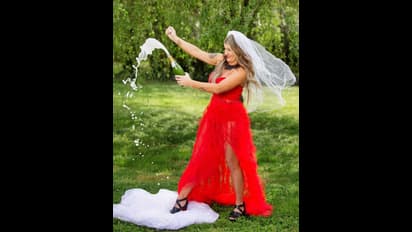 విడాకుల సెలబ్రేషన్.. వెడ్డింగ్ డ్రెస్ తగలబెడుతూ ఫోటోషూట్.. 