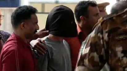 ഷാറൂഖ് സെയ്ഫിയെ ഷൊർണൂരിൽ എത്തിച്ചു; തെളിവെടുപ്പ് പുരോഗമിക്കുന്നു; പ്രതിയെ കാണാൻ വൻ ജനക്കൂട്ടം