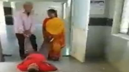 నిజామాబాద్ ప్రభుత్వ ఆస్పత్రిలో అమానుష ఘటన.. రోగిని కాళ్లు పట్టుకుని లాక్కెళ్లిన సహాయకులు