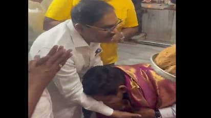 కర్ణాటక అసెంబ్లీ ఎన్నికల్లో ఆసక్తికర పరిణామం.. కాంగ్రెస్ నేత కాళ్లను తాకిన యడియూరప్ప కుమారుడు.. వీడియో వైరల్