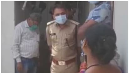 ഭാര്യ ആത്മഹത്യ ചെയ്തു; മുറി പൂട്ടി രണ്ട് ദിവസം കാവലിരുന്ന് ഭര്‍ത്താവ് 