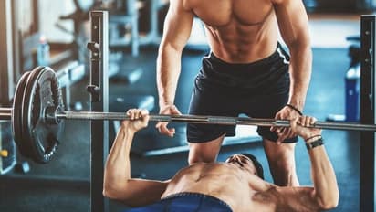 വര്ക്കൗട്ടിന് പോകാൻ കൂട്ടുകാരെ തേടുന്നത് നല്ലതോ? 'ഹെല്ത്തി' ലൈഫ്സ്റ്റൈലിന് ചില ടിപ്സ്...