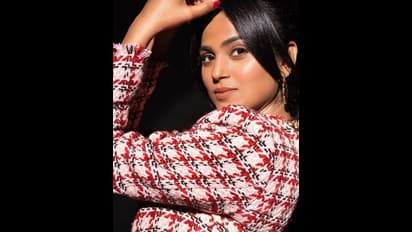 ஷர்ட்டை ஒரு பக்கம் கழட்டி... கிளாமர் அட்ராசிட்டி பண்ணும் டார்க் ஸ்கின் அழகி ரம்யா பாண்டியன்! அதிரி புரிதி ஹாட்