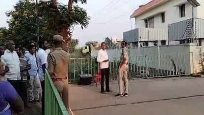 వైఎస్ వివేకా హత్య కేసులో వైఎస్ భాస్కర్ రెడ్డి అరెస్ట్: పులివెందుల నుండి హైద్రాబాద్ కు తరలింపు