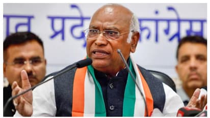 മല്ലികാര്‍ജുന്‍ ഖർ​ഗെ ഇന്ത്യ മുന്നണി അധ്യക്ഷന്‍; യോഗത്തില്‍ നിന്ന് വിട്ടുനിന്ന് മമത